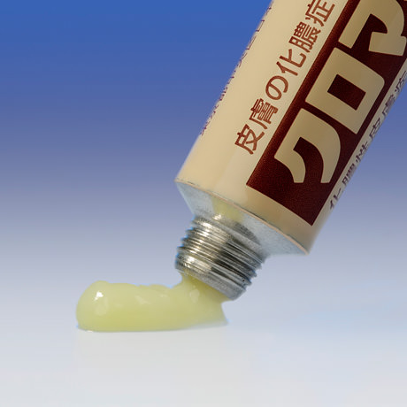 クロマイ-N軟膏 淡黄色～黄褐色の軟膏剤